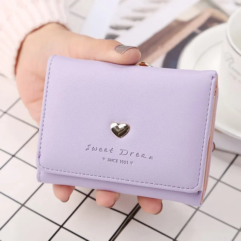 Lila Damen-Geldbörse aus Leder mit Herz-Design, kompakt, modisch, ideal für den Alltag.