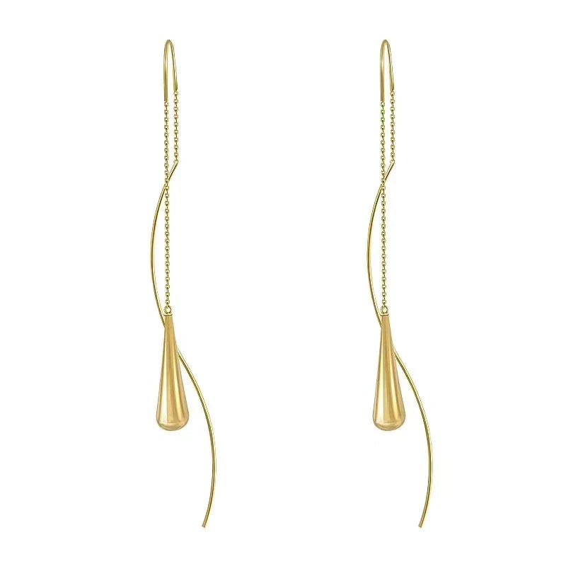 Goldene Ohrringe, Tropfenform, elegantes Design, Schmuck für Damen, modisch und stilvoll.