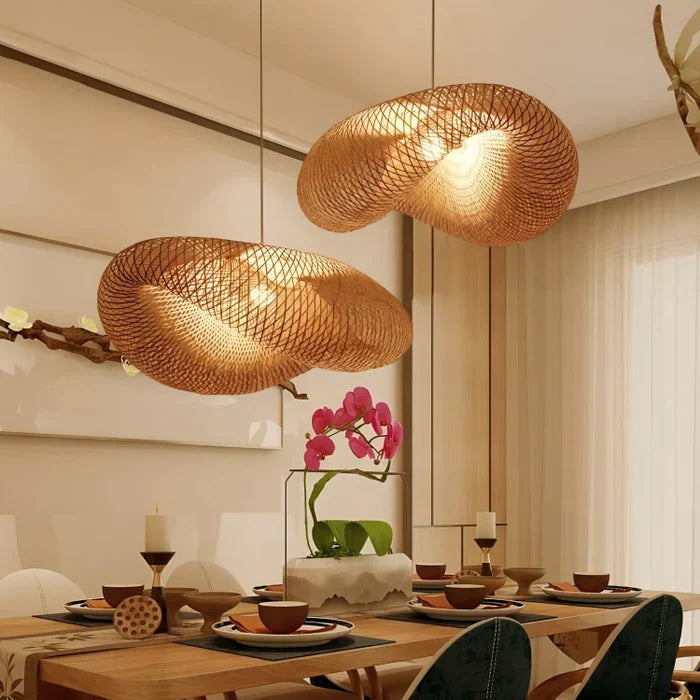 Zwei hängende Rattanlampen über Esstisch, modernes Design, warmes Licht, Esszimmerdekoration.