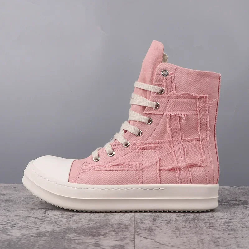 Rosa High-Top-Sneaker aus Canvas mit weißen Schnürsenkeln und Gummisohle auf grauem Hintergrund.