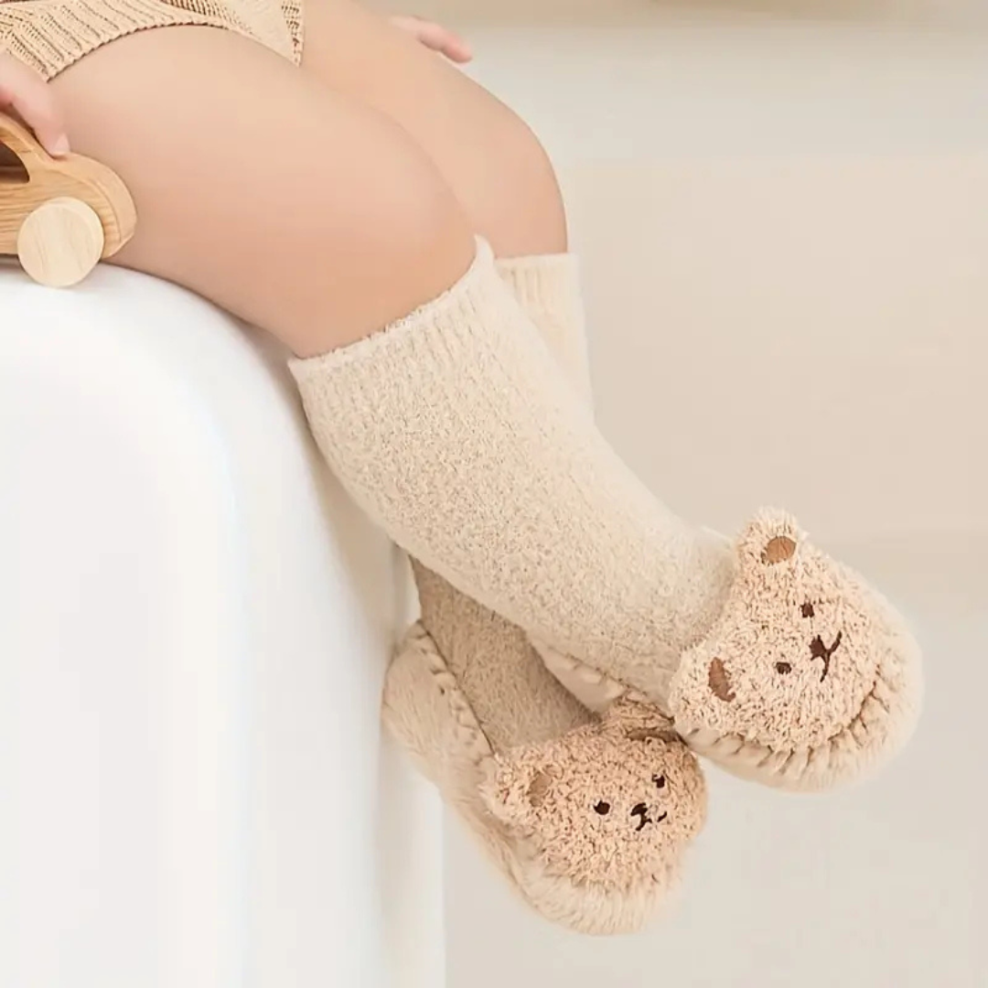 Barnens inneskor med strumpor med björnar – CozyBear