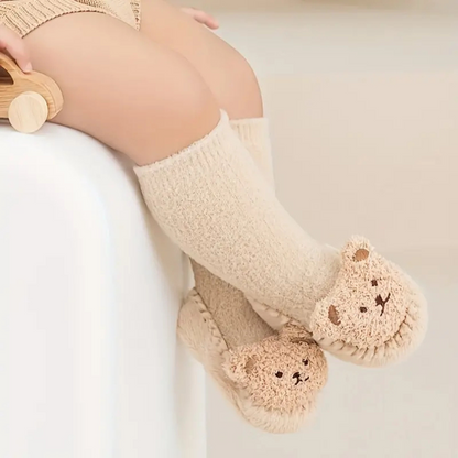 Barnens inneskor med strumpor med björnar – CozyBear