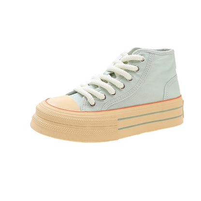 Mintgrüner High-Top-Sneaker mit dicker Sohle, beige Akzente, weiße Schnürsenkel.