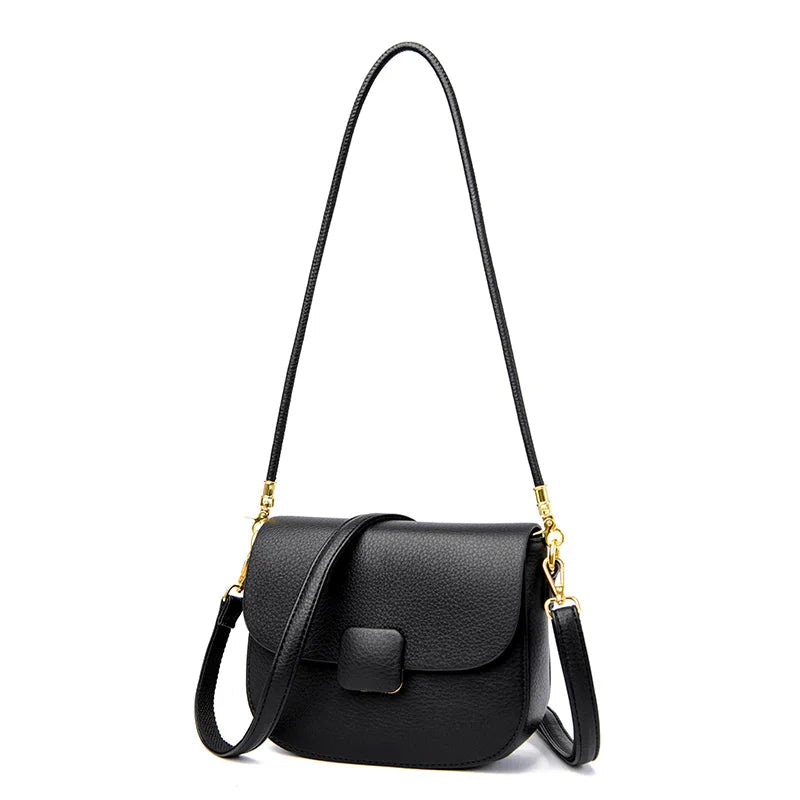Schwarze Leder-Umhängetasche mit goldenen Details, elegante Damenhandtasche.
