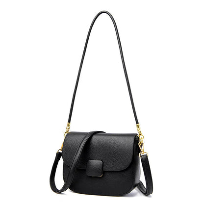 Schwarze Leder-Umhängetasche mit goldenen Details, elegante Damenhandtasche.
