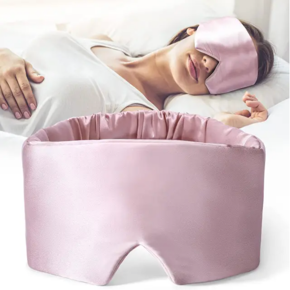 Frau schläft mit rosa Seidenschlafmaske, bequem, entspannend, Schlafhilfe, Luxusaccessoire.