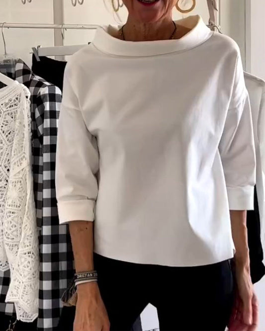 Weiße Damenbluse mit Stehkragen, dreiviertel Ärmel, elegantes Design, Baumwolle.