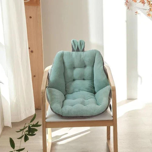 Grünes ergonomisches Sitzkissen auf Holzstuhl, bequemes Stuhlkissen für Zuhause.