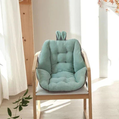 Grünes ergonomisches Sitzkissen auf Holzstuhl, bequemes Stuhlkissen für Zuhause.