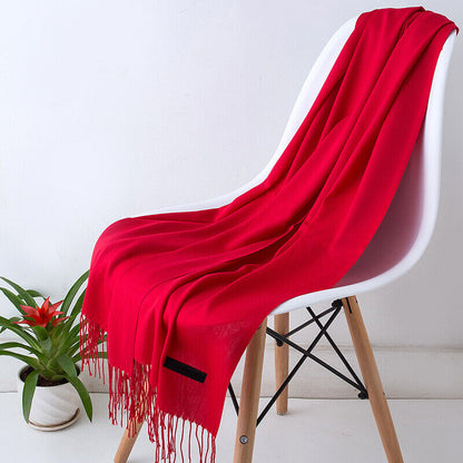 Roter Schal aus Kaschmir auf weißem Stuhl, elegante Mode, weiches Material, Wohnzimmer-Dekor.