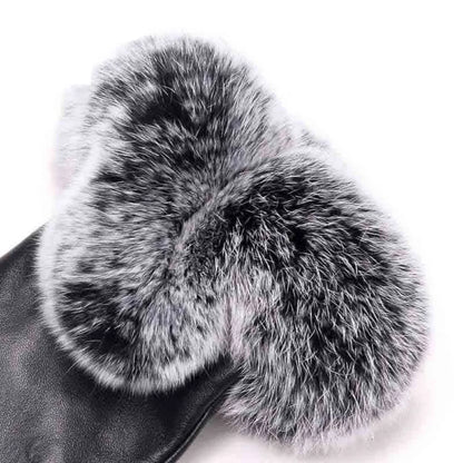 Schwarzer Lederhandschuh mit grauem Kunstfellbesatz, modisch, warm, Winteraccessoire.