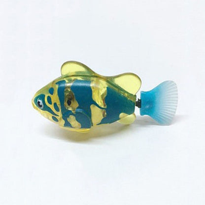 Blauer und gelber Spielzeugfisch aus Kunststoff, batteriebetrieben, auf weißem Hintergrund.