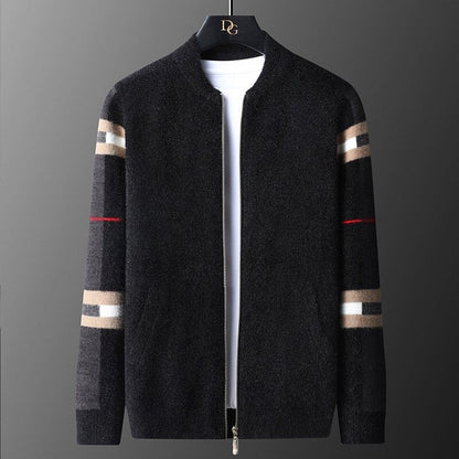 Dunkle Herren-Strickjacke mit Reißverschluss, gestreifte Ärmel, modisch, warm, elegant.