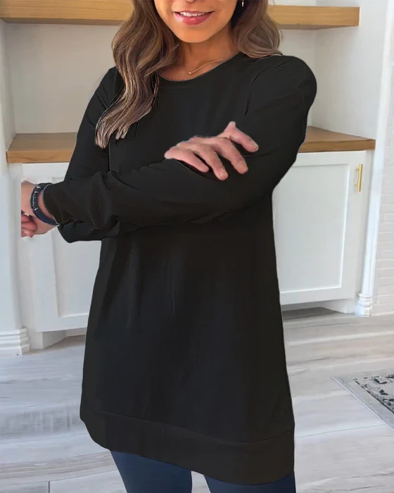 Schwarzes Damen-Langarmshirt, lässig, Baumwolle, Herbstmode, Wohnzimmer-Hintergrund.