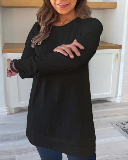 Schwarzes Damen-Langarmshirt, lässig, Baumwolle, Herbstmode, Wohnzimmer-Hintergrund.