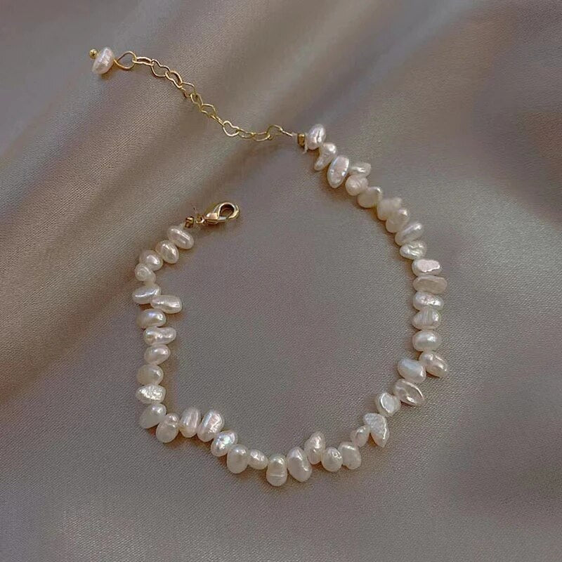 Perlenarmband aus Süßwasserperlen, unregelmäßige Form, goldener Verschluss, Damen-Schmuck.