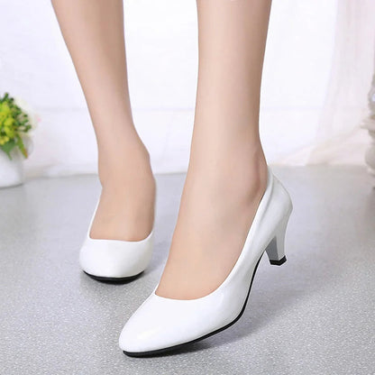Weiße Damenpumps, eleganter Absatz, Leder, Hochzeitsschuhe, klassisches Design.