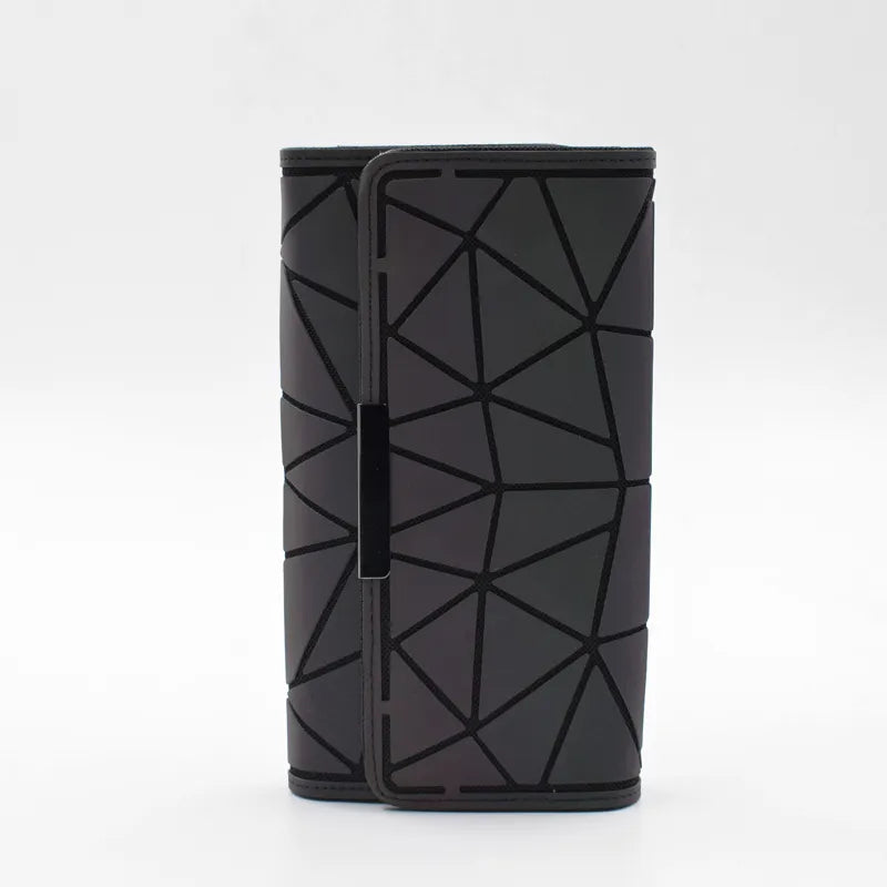 Schwarze geometrische Geldbörse aus Leder, modernes Design, Damenaccessoire, elegant und stilvoll.