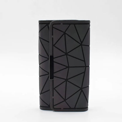 Schwarze geometrische Geldbörse aus Leder, modernes Design, Damenaccessoire, elegant und stilvoll.