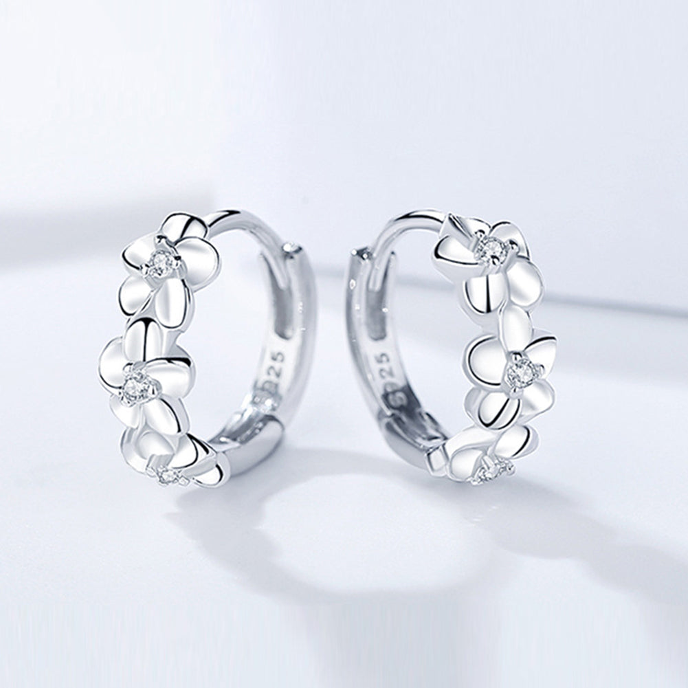 Silberne Creolen mit Blumenmuster und Zirkonia, eleganter Schmuck für Damen.