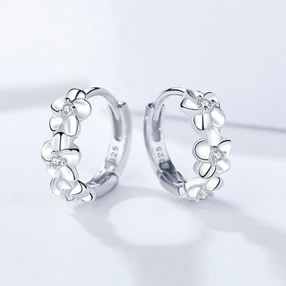 Silberne Creolen mit Blumenmuster und Zirkonia, eleganter Schmuck für Damen.