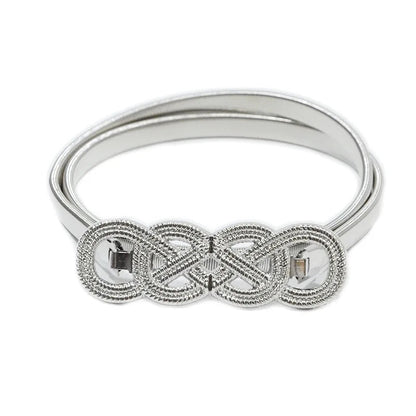 Silberner Armreif mit keltischem Knoten-Design, eleganter Schmuck, Edelstahl, Damenaccessoire.