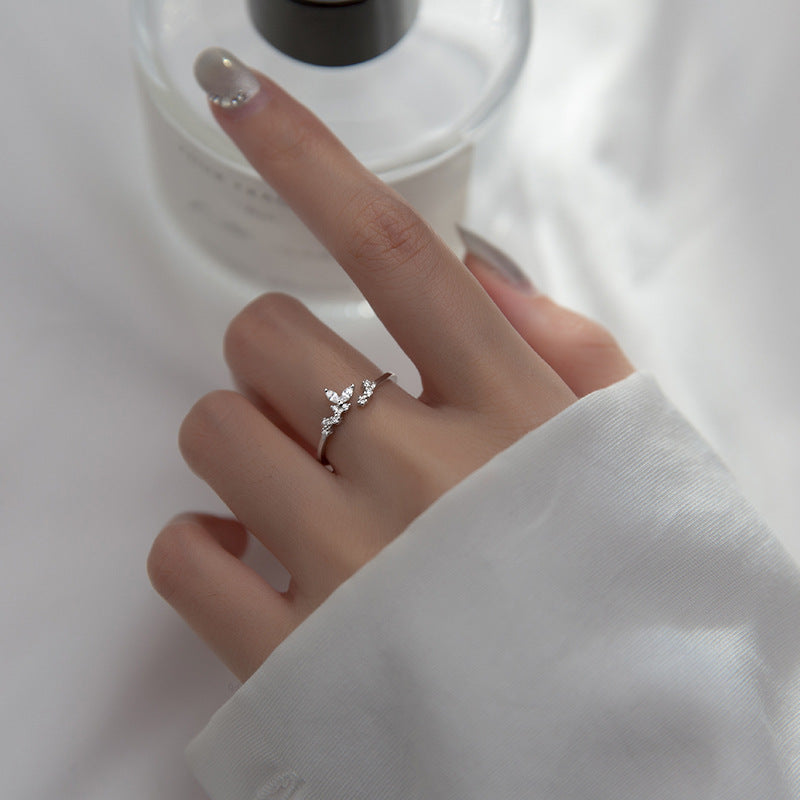 Silberner Damenring mit Schmetterlingsdesign, eleganter Schmuck, modisches Accessoire.