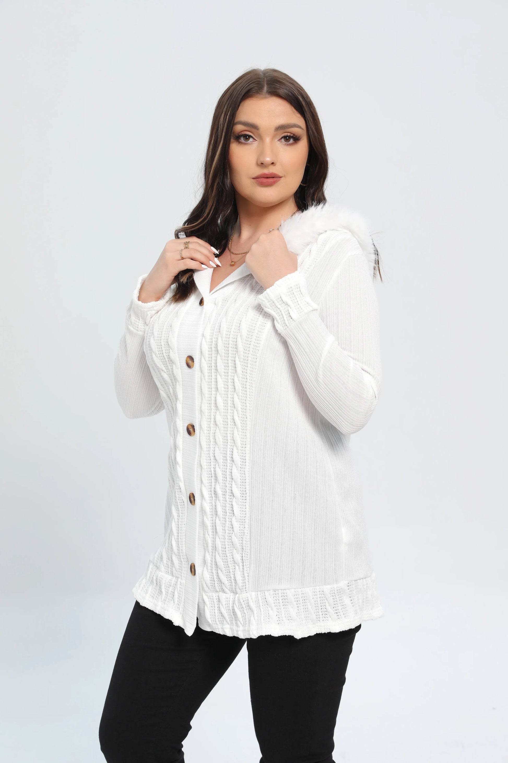 Weiße Strickjacke mit Kapuze, Zopfmuster, Holzknöpfen, Damenmode, Winterkleidung.