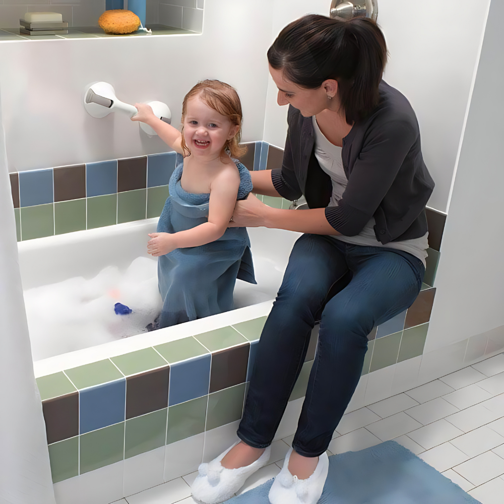 Mutter badet Kind in Badewanne, blaues Handtuch, Badezimmer, Eltern-Kind-Bad, Familienzeit.