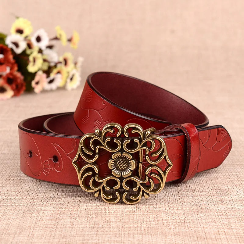 Roter Ledergürtel mit Blumenmuster und goldener Schnalle, Damenmode Accessoire.