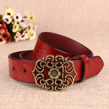Roter Ledergürtel mit Blumenmuster und goldener Schnalle, Damenmode Accessoire.