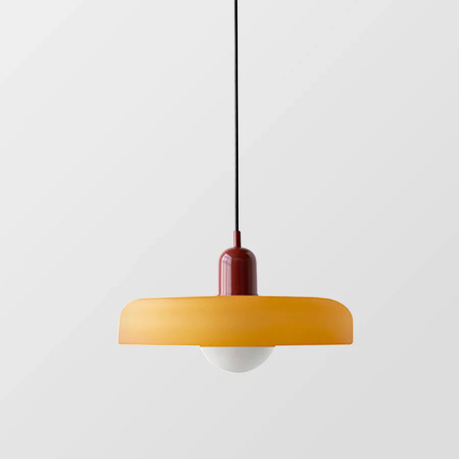 Moderne Pendelleuchte, gelber Lampenschirm, rotes Gehäuse, minimalistisches Design.