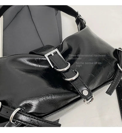 Schwarze Lederhandtasche mit Schnallen, dreidimensionaler Hardware, modisches Design.