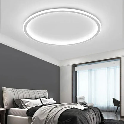 Moderne runde LED-Deckenleuchte im Schlafzimmer, energiesparend, weißes Licht, minimalistisches Design.