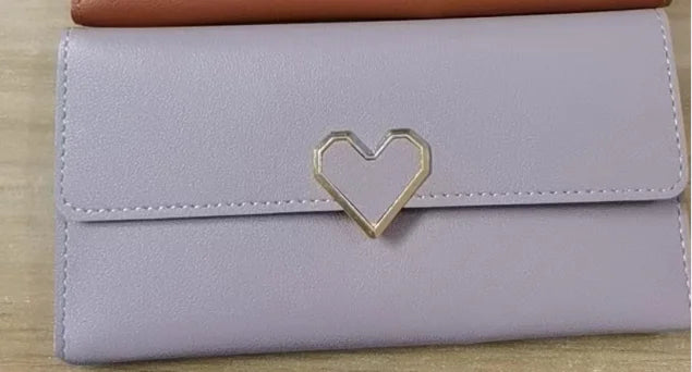 Lila Geldbörse aus Leder mit Herzverschluss, Damen Portemonnaie, modisches Accessoire.
