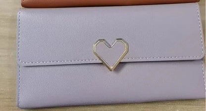 Lila Geldbörse aus Leder mit Herzverschluss, Damen Portemonnaie, modisches Accessoire.