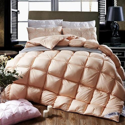 Luxuriöse beige Steppdecke auf Bett, Schlafzimmer, gemütlich, elegante Bettwäsche, moderne Einrichtung.