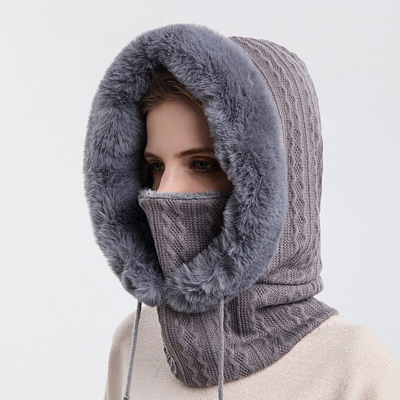 Graue Strickmütze mit Kunstfell, warm, modisch, Winteraccessoire für Damen.