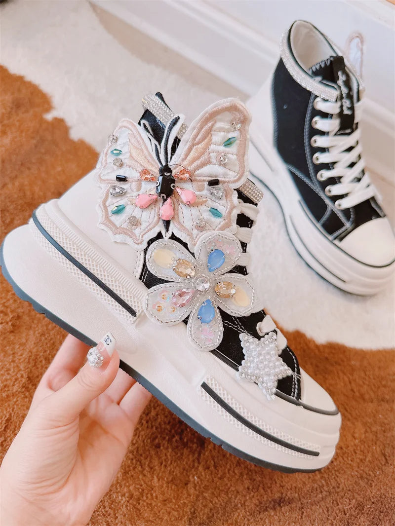 Schwarzer High-Top-Sneaker mit Schmetterlingsapplikationen, Damenmode, trendige Freizeitschuhe.