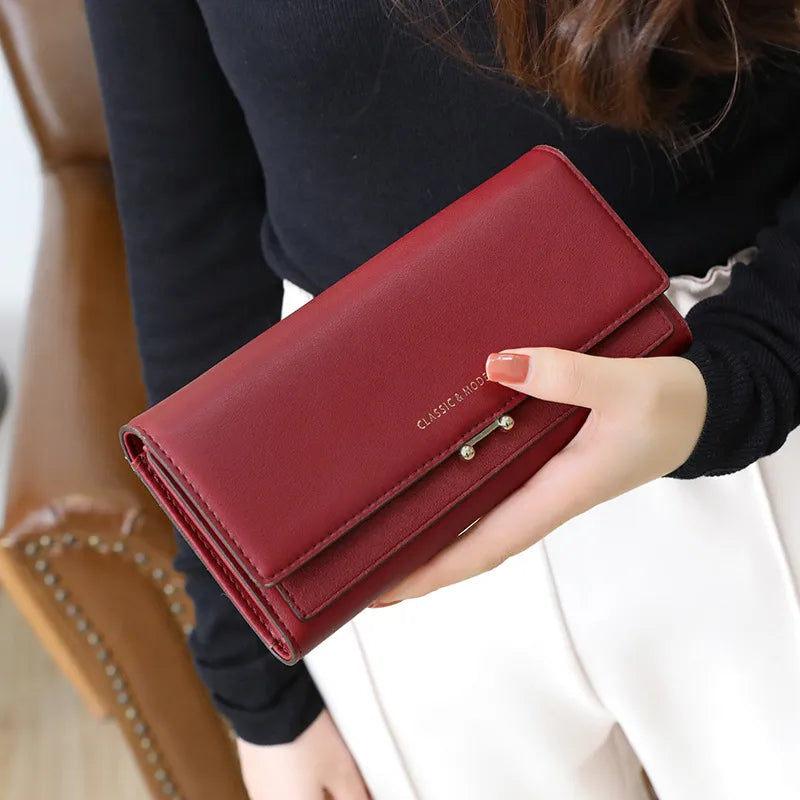 Rote Damen-Geldbörse aus Leder, elegant, mit Druckknopf, modisches Accessoire.