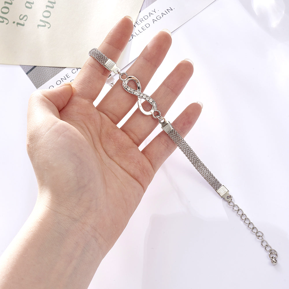 Silbernes Unendlichkeit-Armband, verstellbar, Damen-Schmuck, elegantes Design, Geschenkidee.