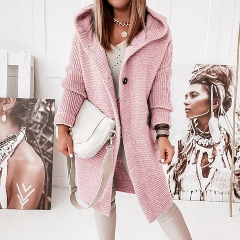 Frau in rosa Strickmantel mit Kapuze, weißer Tasche, modisch, lässig, Herbstmode.