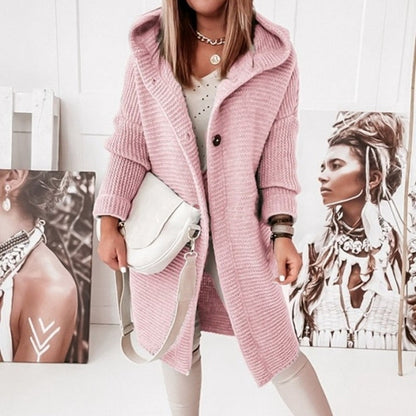 Frau in rosa Strickmantel mit Kapuze, weißer Tasche, modisch, lässig, Herbstmode.