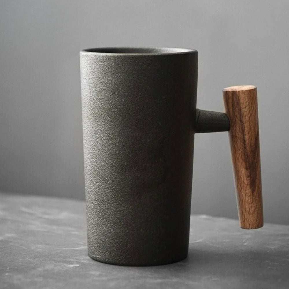 Schwarze Keramiktasse mit Holzgriff, minimalistisches Design, moderne Kaffeetasse.