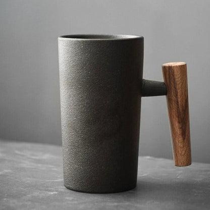 Schwarze Keramiktasse mit Holzgriff, minimalistisches Design, moderne Kaffeetasse.