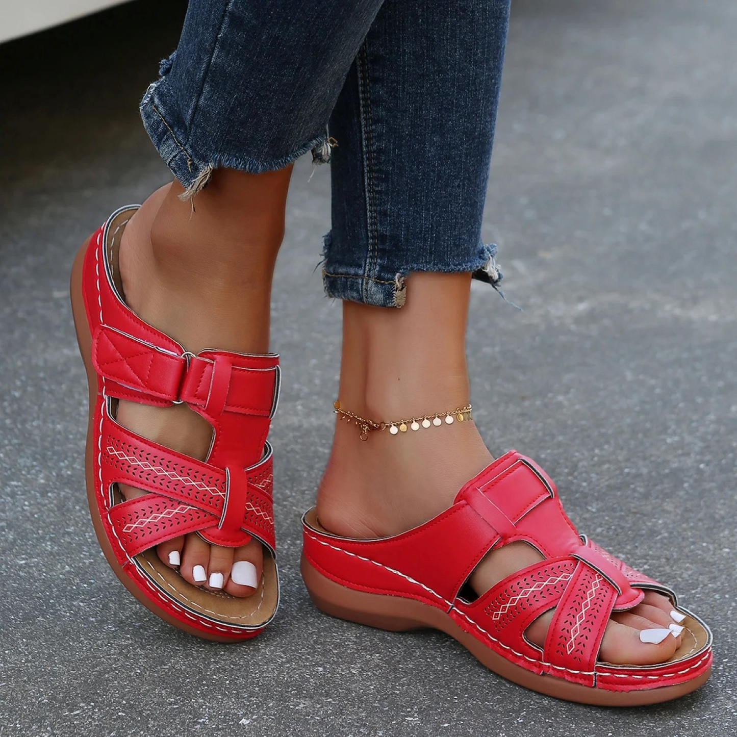 Rote Damen-Sandalen aus Leder, bequem, modisch, mit Keilabsatz, ideal für Sommer.