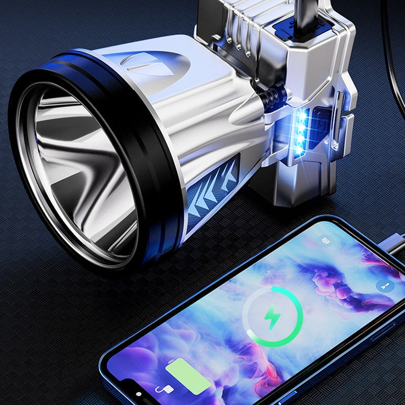 Silberne LED-Taschenlampe mit USB-Ladefunktion, lädt Smartphone, leistungsstark, tragbar.
