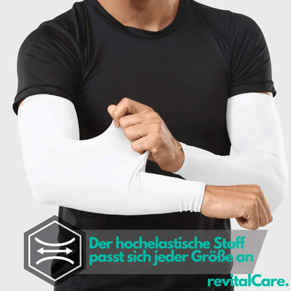 Mann mit weißen Kompressionsärmeln, hoch elastisch, ideal für Sport und Outdoor-Aktivitäten.