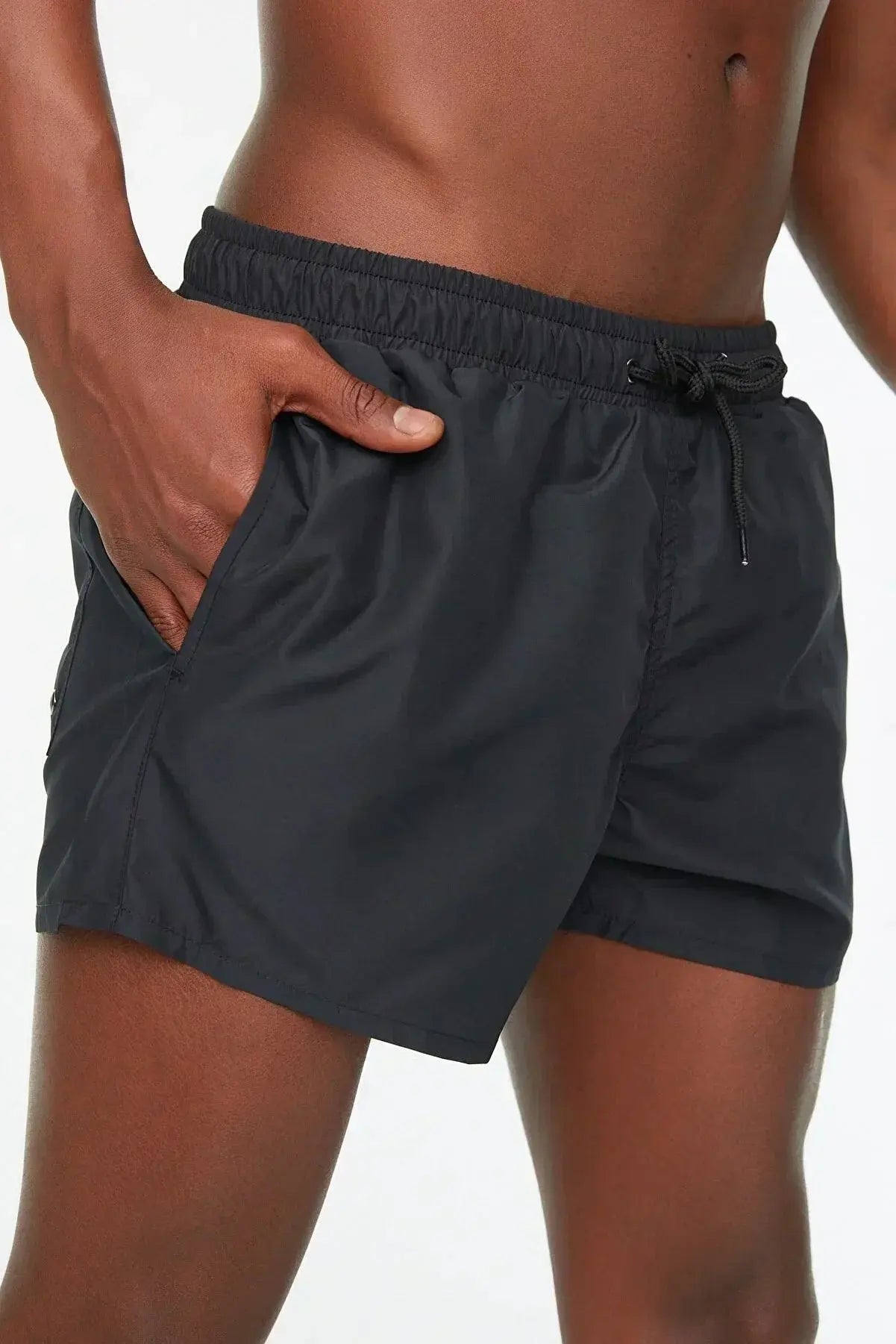 Schwarze Herren-Badeshorts, elastischer Bund, seitliche Taschen, sportlich, bequem.