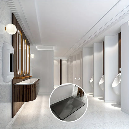 Moderne öffentliche Herrentoilette mit Urinalen und Waschbecken, elegantes Design, weiß und Holz.